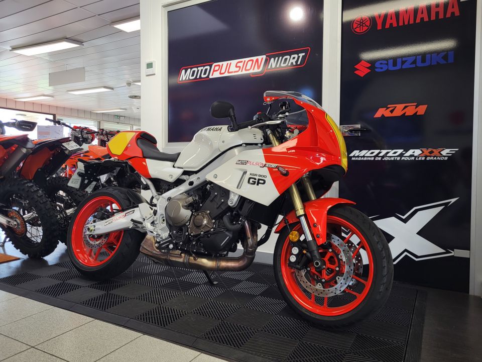 YAMAHA XSR 900 GP 4