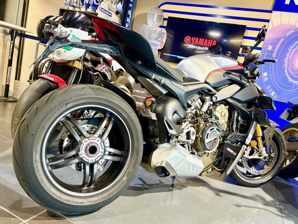 DUCATI STREETFIGHTER V4S 4