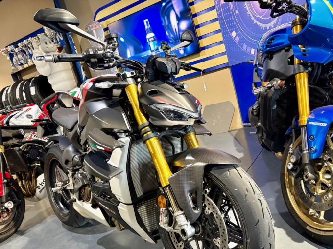 DUCATI STREETFIGHTER V4S 4
