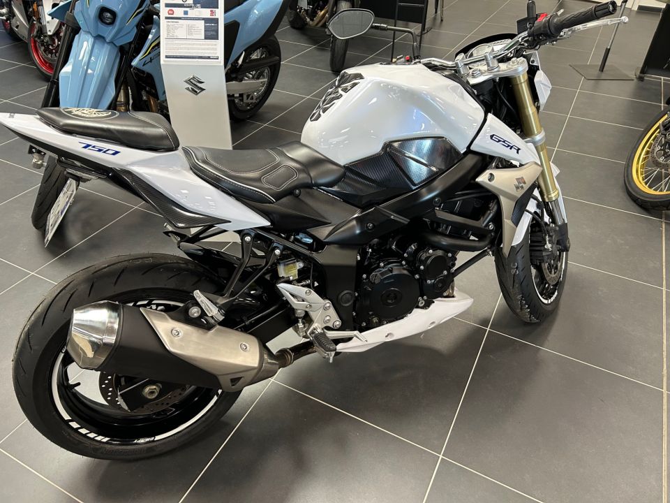 SUZUKI GSR 750 ABS 4