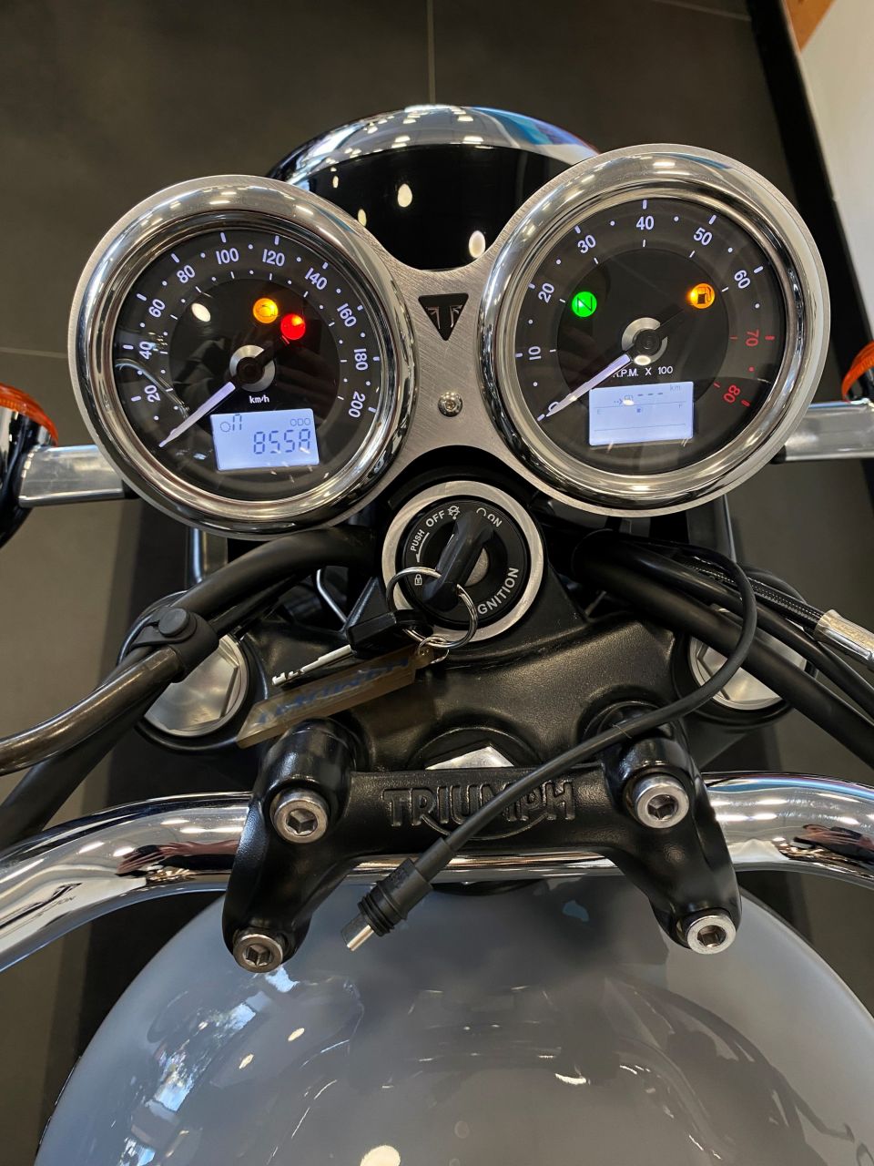 TRIUMPH Bonneville T100 4