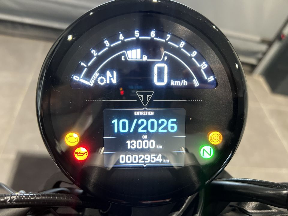 TRIUMPH TRIDENT 660 4