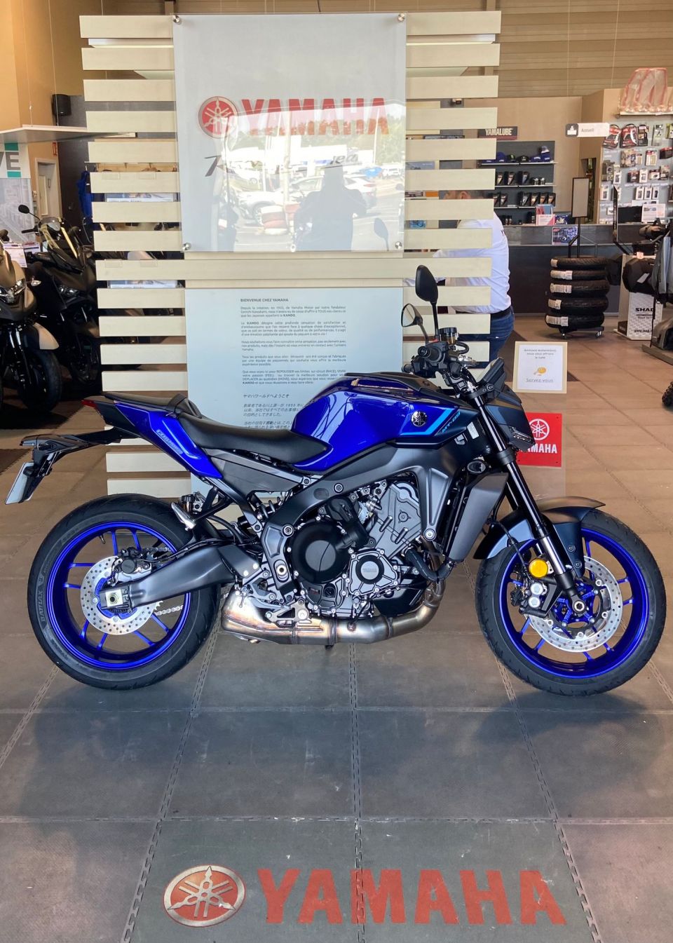 YAMAHA MT-09 4
