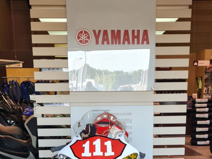 YAMAHA YZF 1000 R1 4