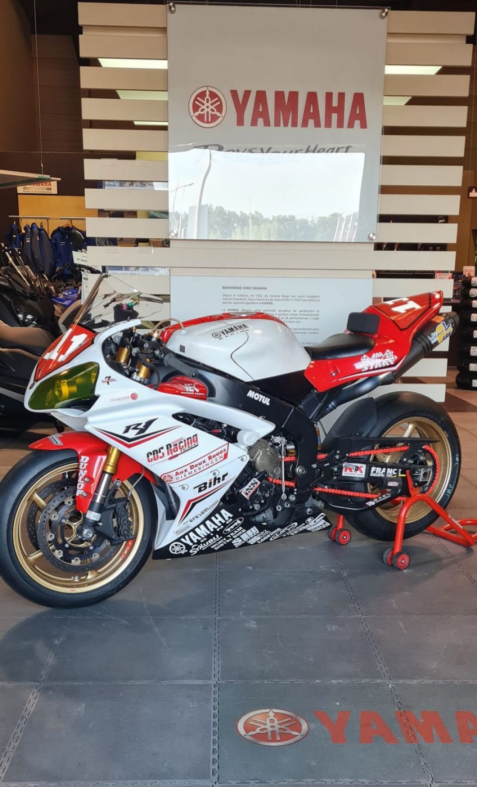 YAMAHA YZF 1000 R1 4