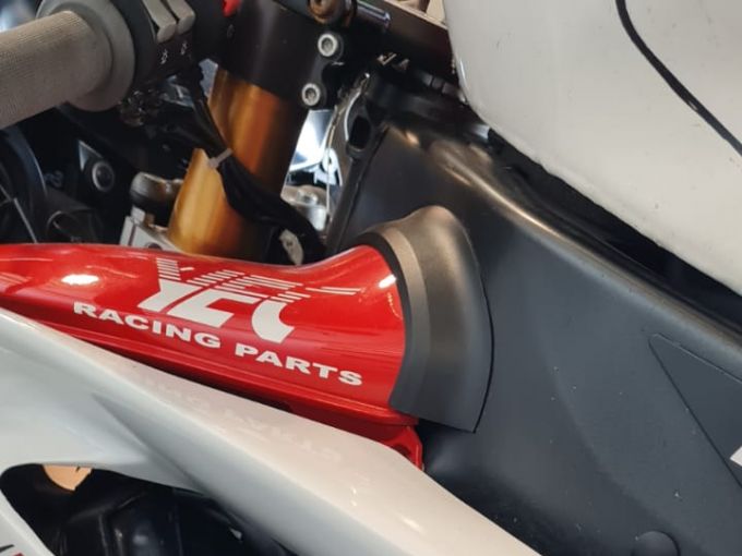 YAMAHA YZF 1000 R1 4