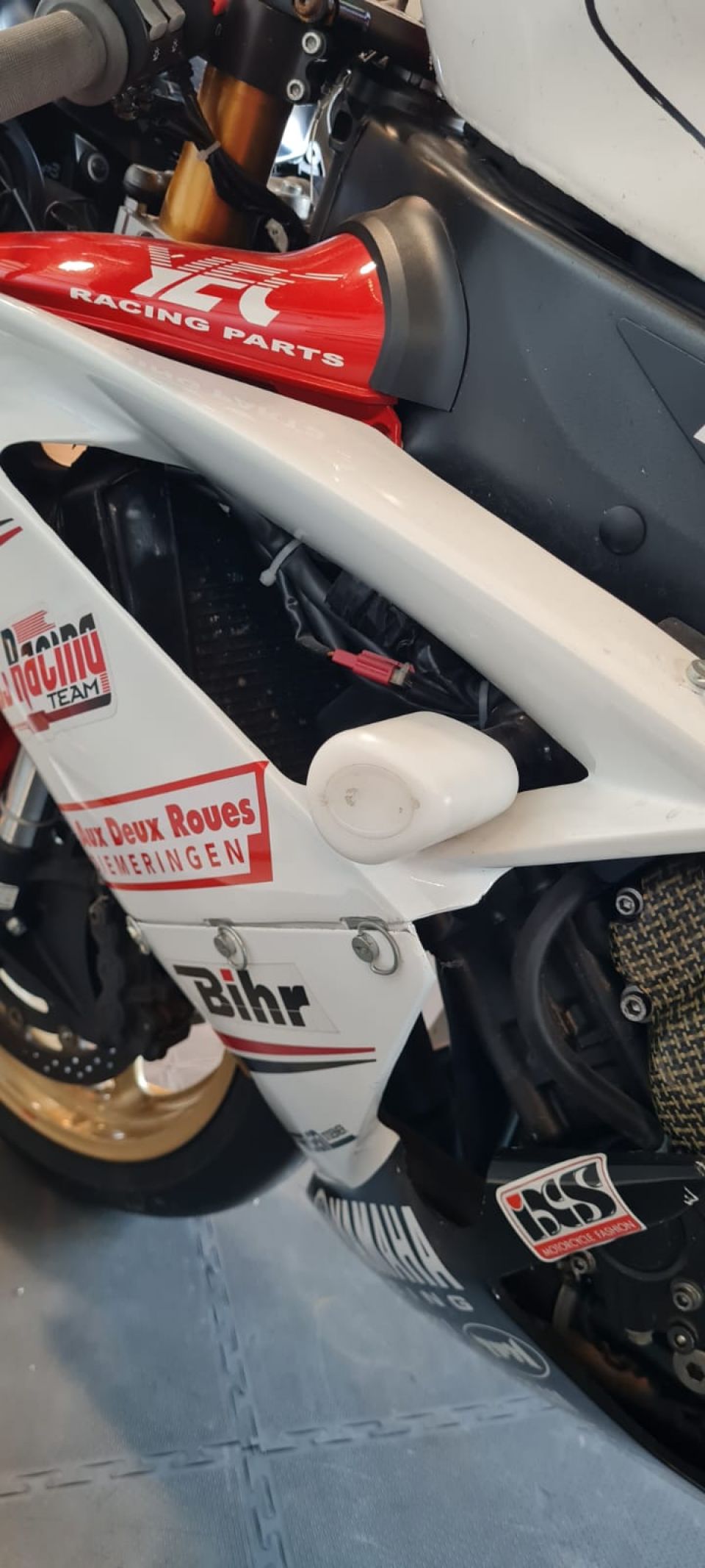 YAMAHA YZF 1000 R1 4