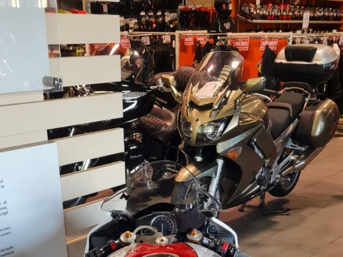 YAMAHA YZF 1000 R1 4