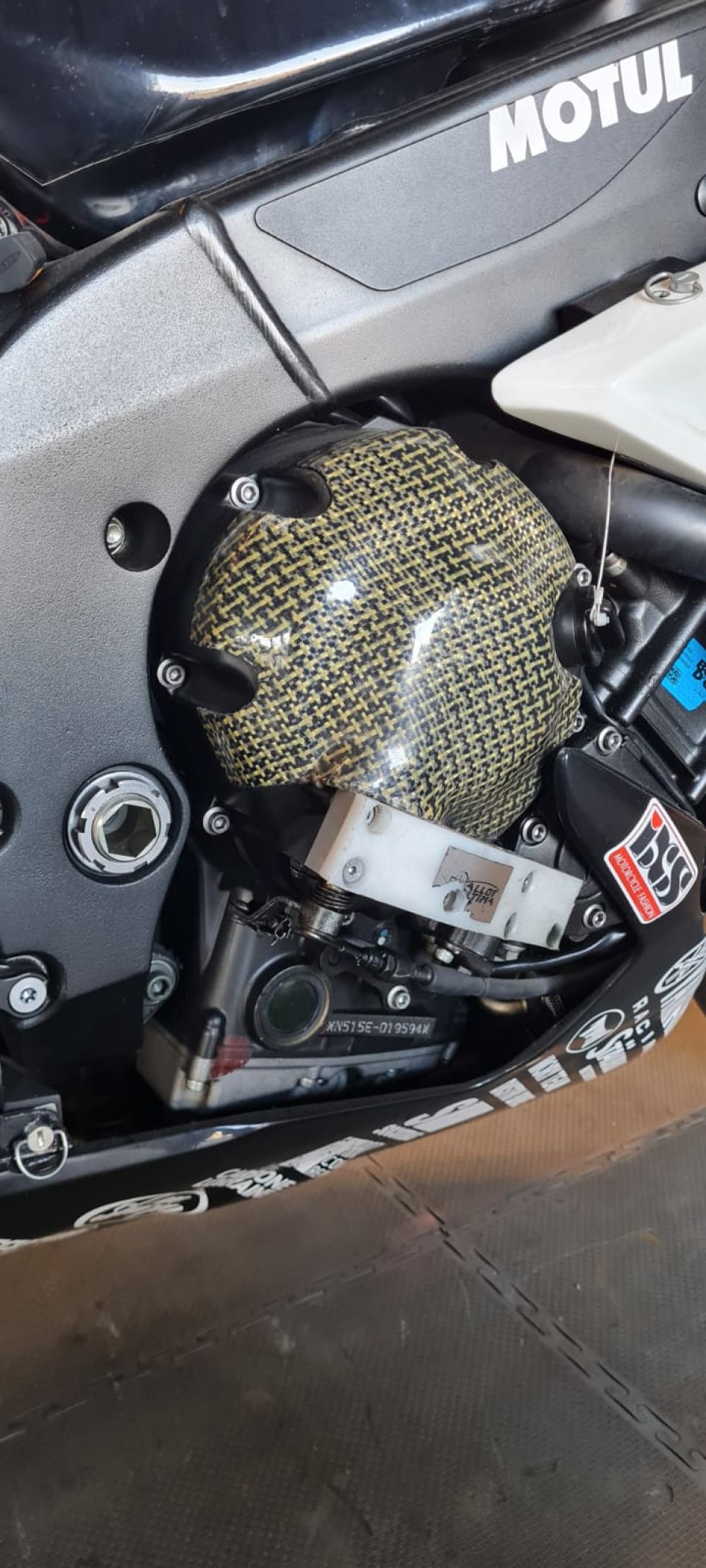 YAMAHA YZF 1000 R1 4