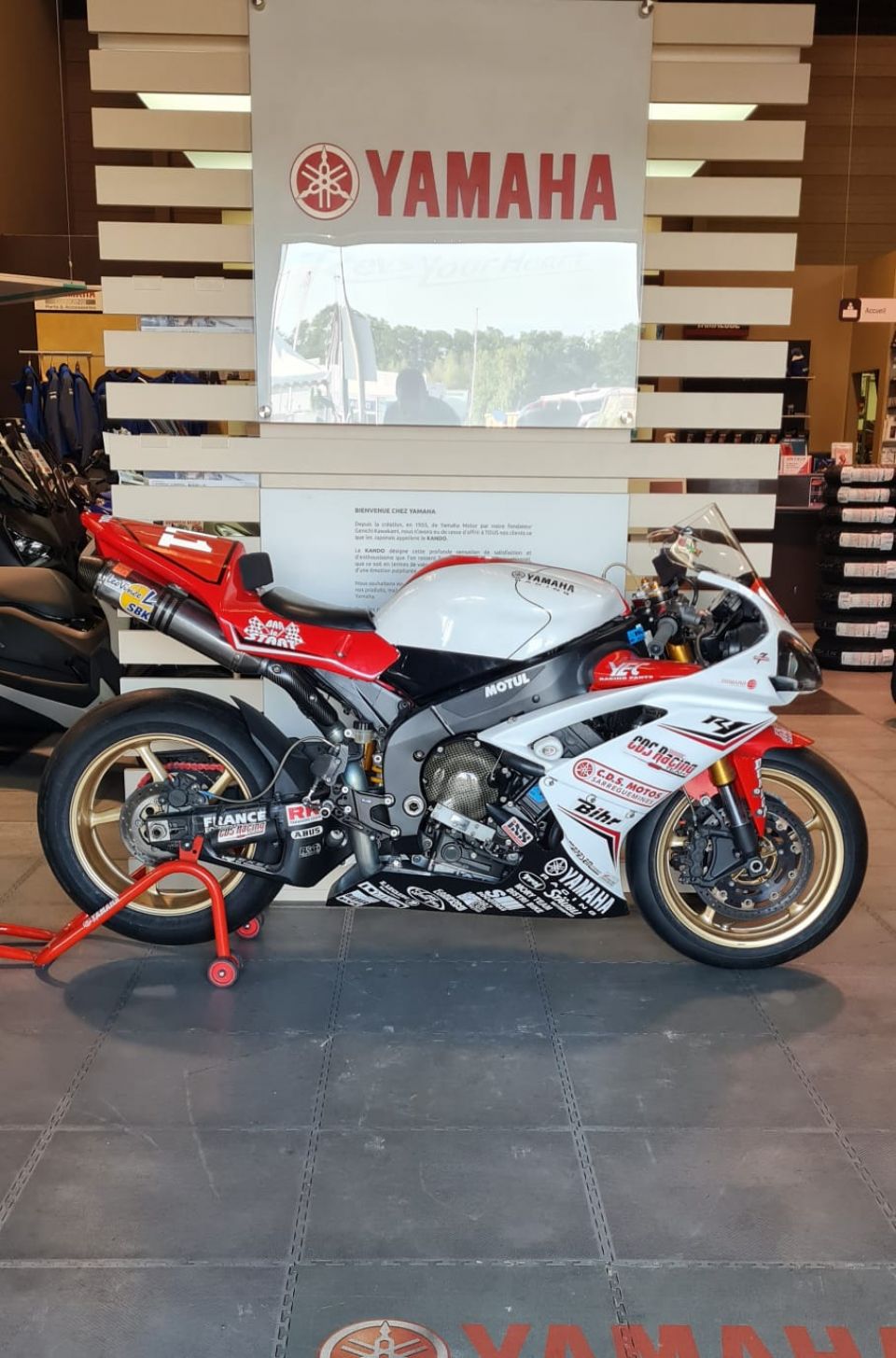 YAMAHA YZF 1000 R1 4