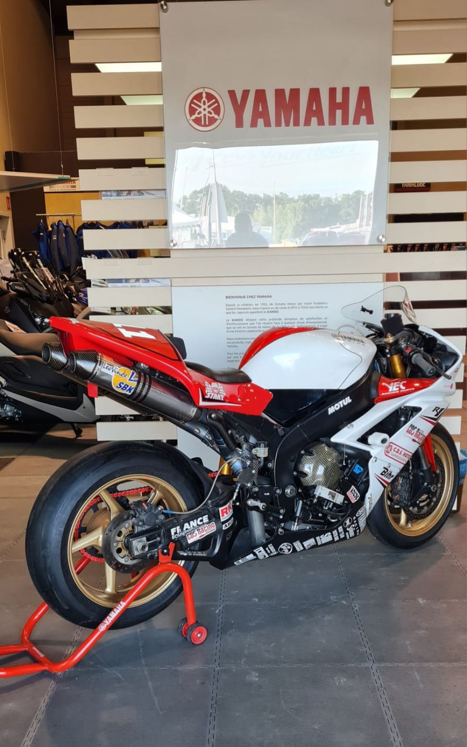 YAMAHA YZF 1000 R1 4