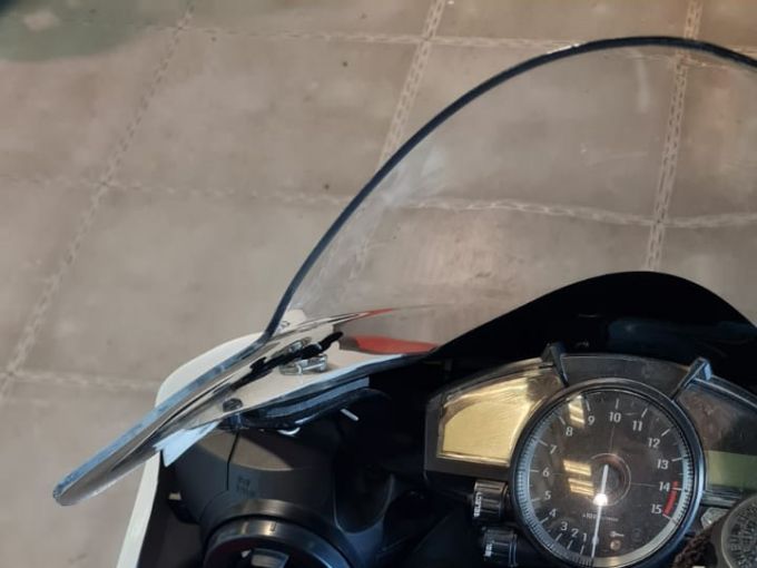 YAMAHA YZF 1000 R1 4