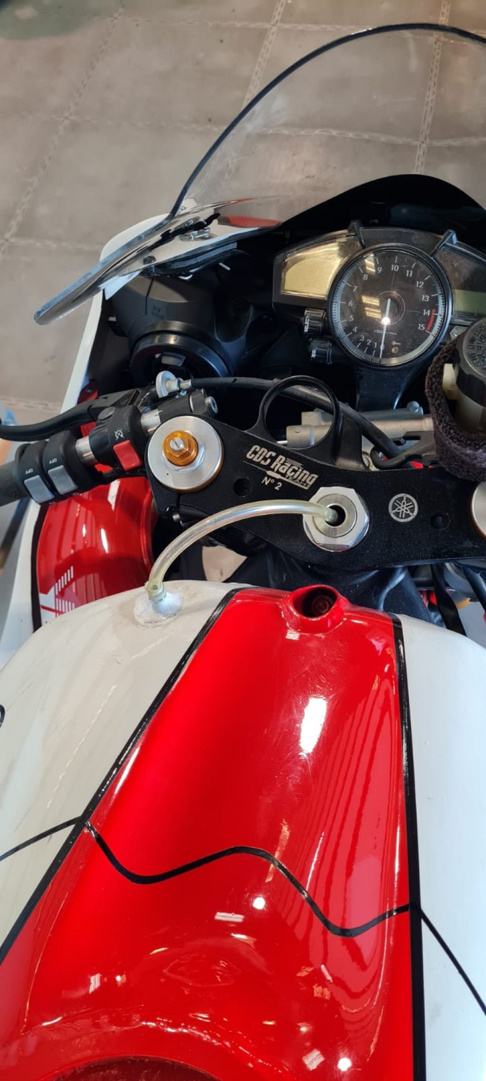 YAMAHA YZF 1000 R1 4