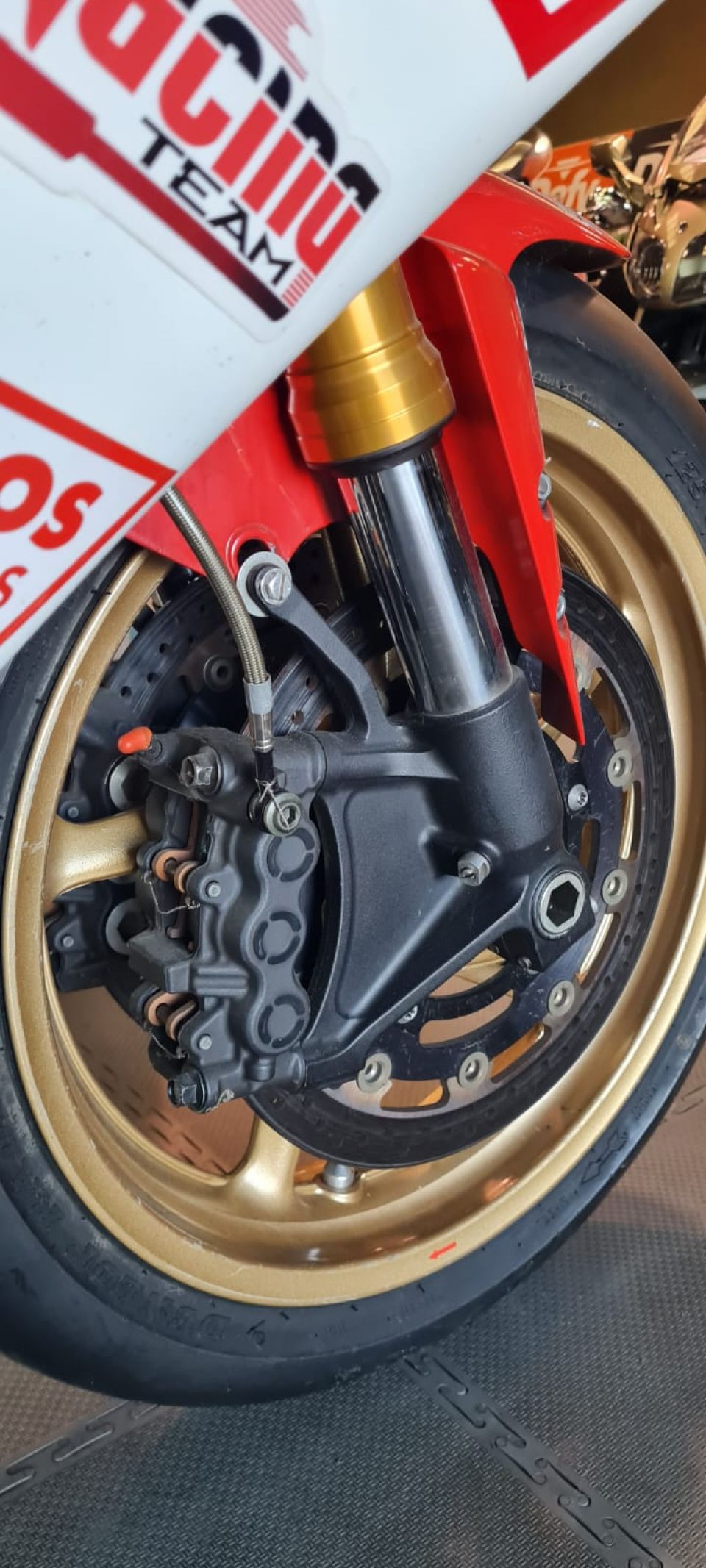 YAMAHA YZF 1000 R1 4