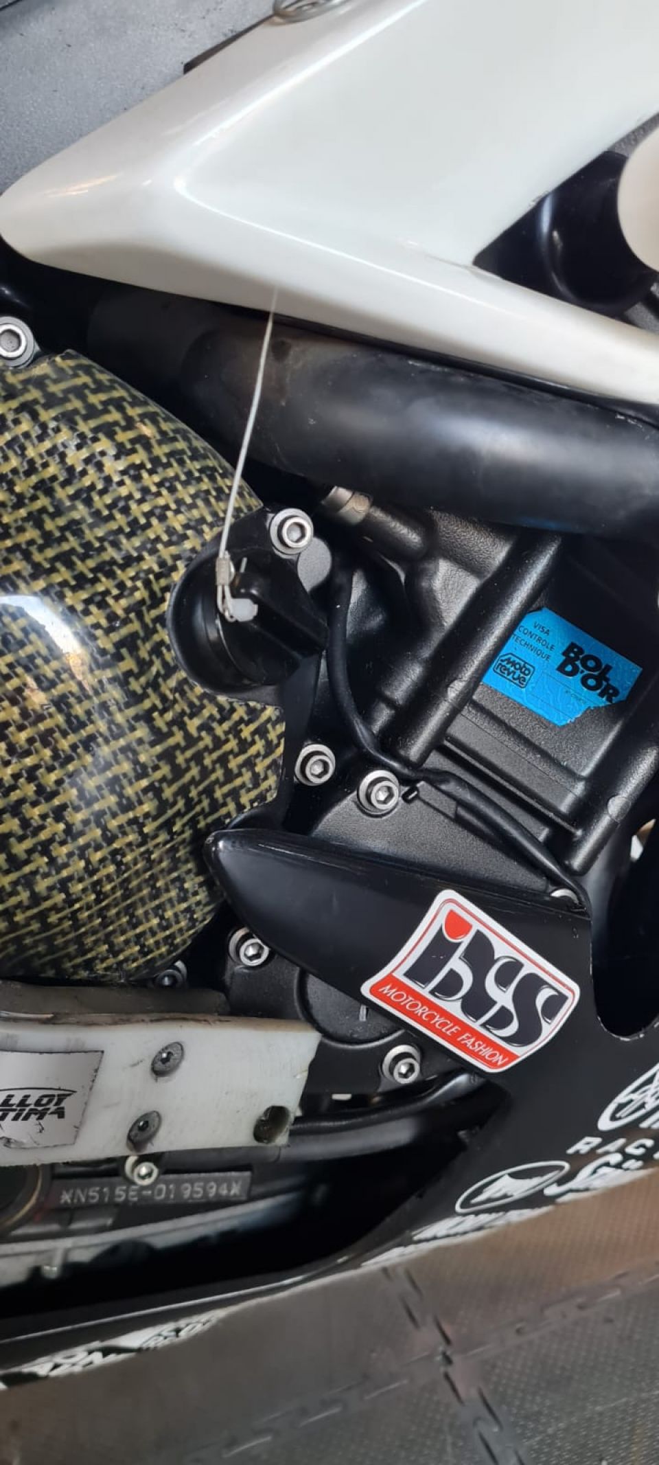 YAMAHA YZF 1000 R1 4