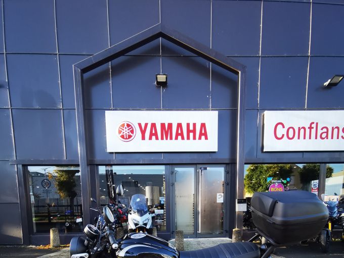 YAMAHA XSR 125 Legacy 4