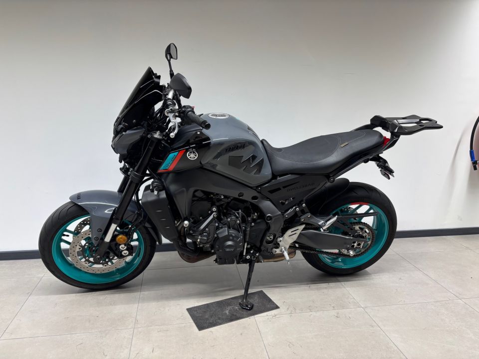 YAMAHA MT-09 4