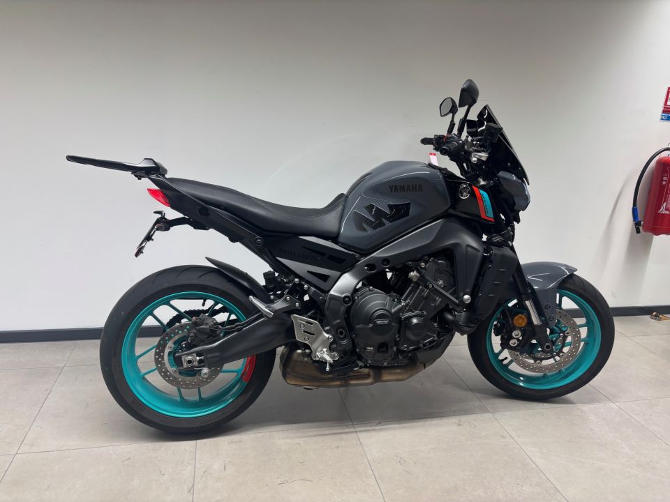 YAMAHA MT-09 4