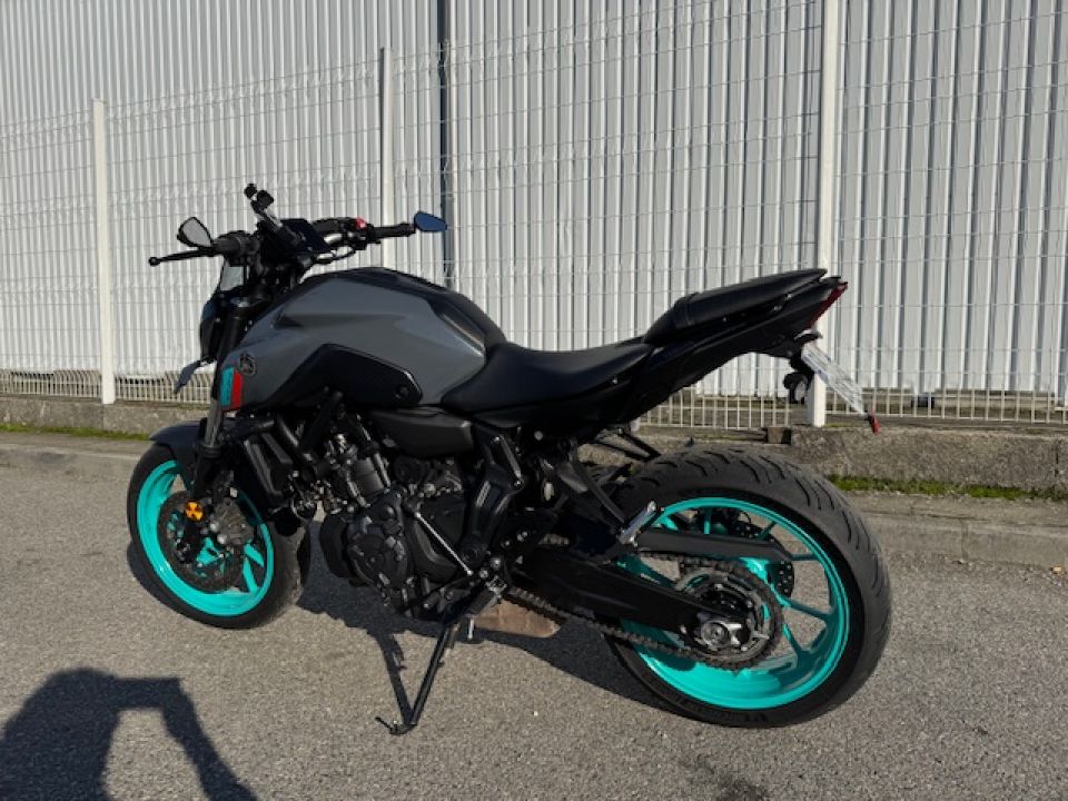 YAMAHA MT-07 4