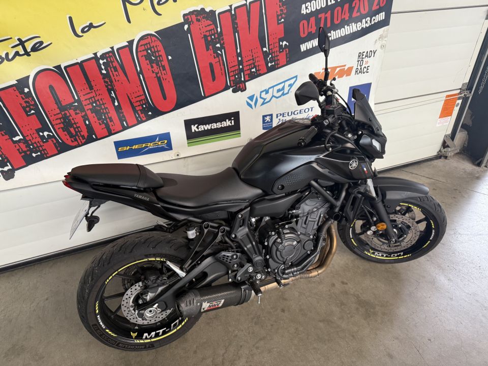 YAMAHA MT-07 4