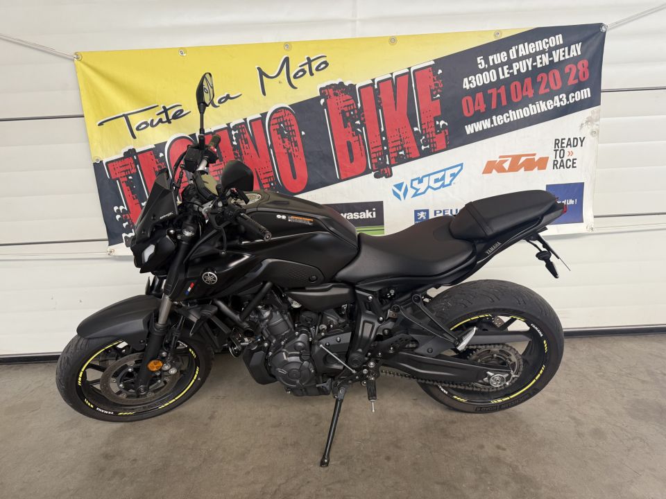 YAMAHA MT-07 4