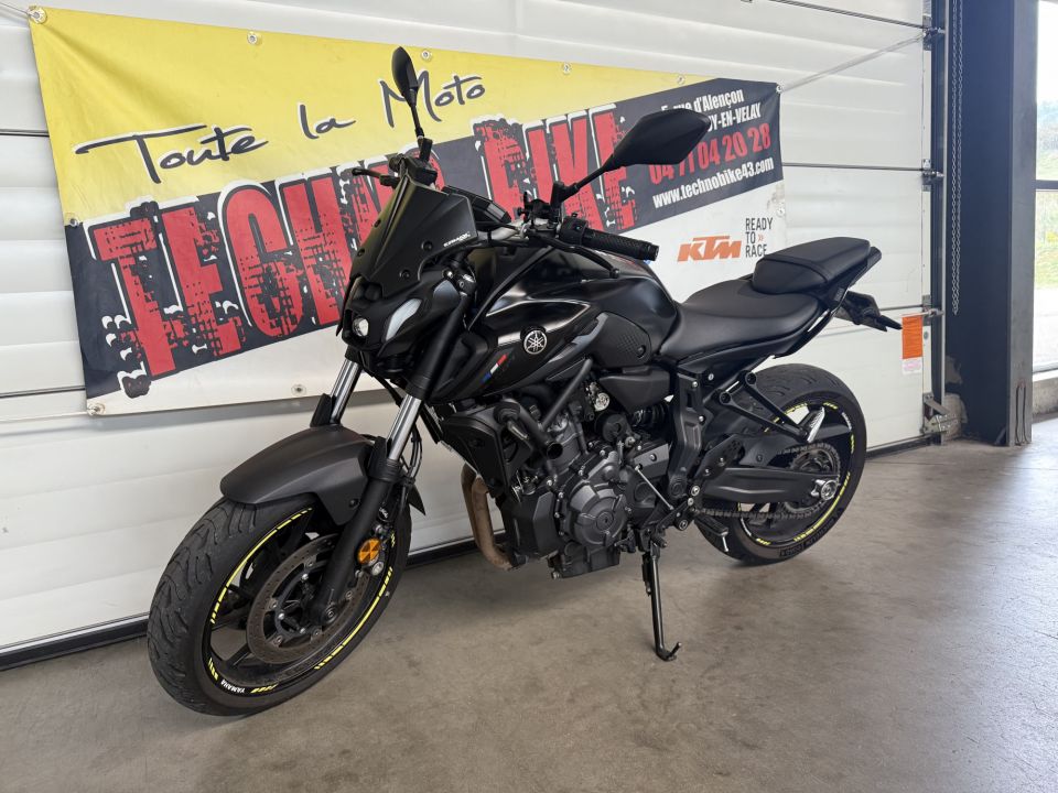 YAMAHA MT-07 4