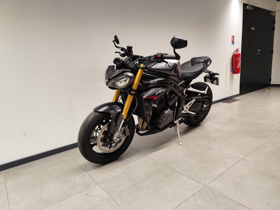TRIUMPH SPEED TRIPLE 1200 RS 4
