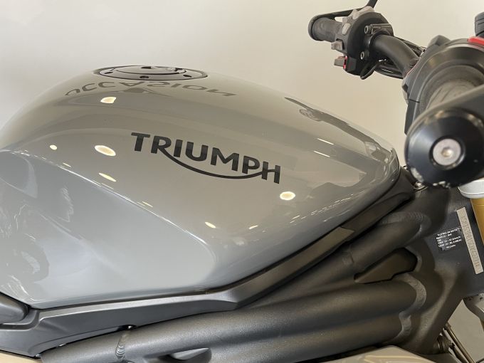TRIUMPH SPEED TRIPLE 1200 RS 4