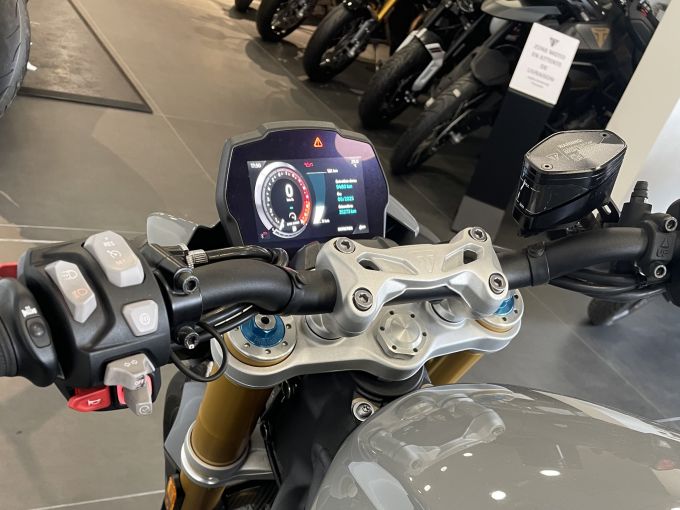 TRIUMPH SPEED TRIPLE 1200 RS 4