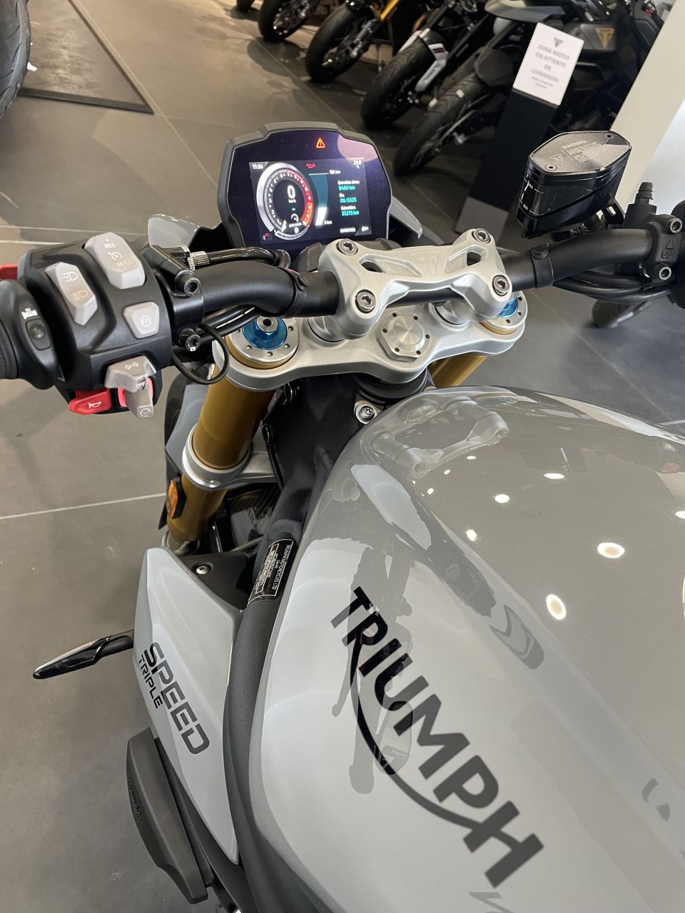 TRIUMPH SPEED TRIPLE 1200 RS 4