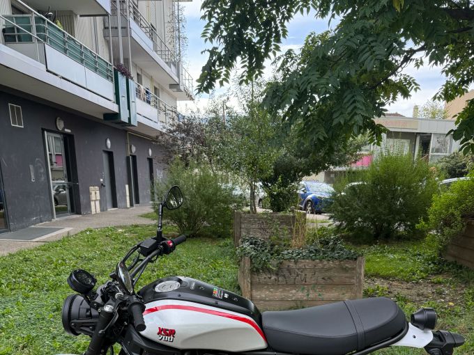 YAMAHA XSR 700 XTRIBUTE 4