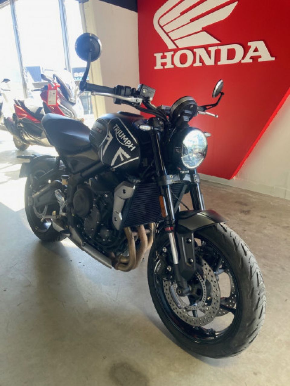 TRIUMPH TRIDENT 660 4