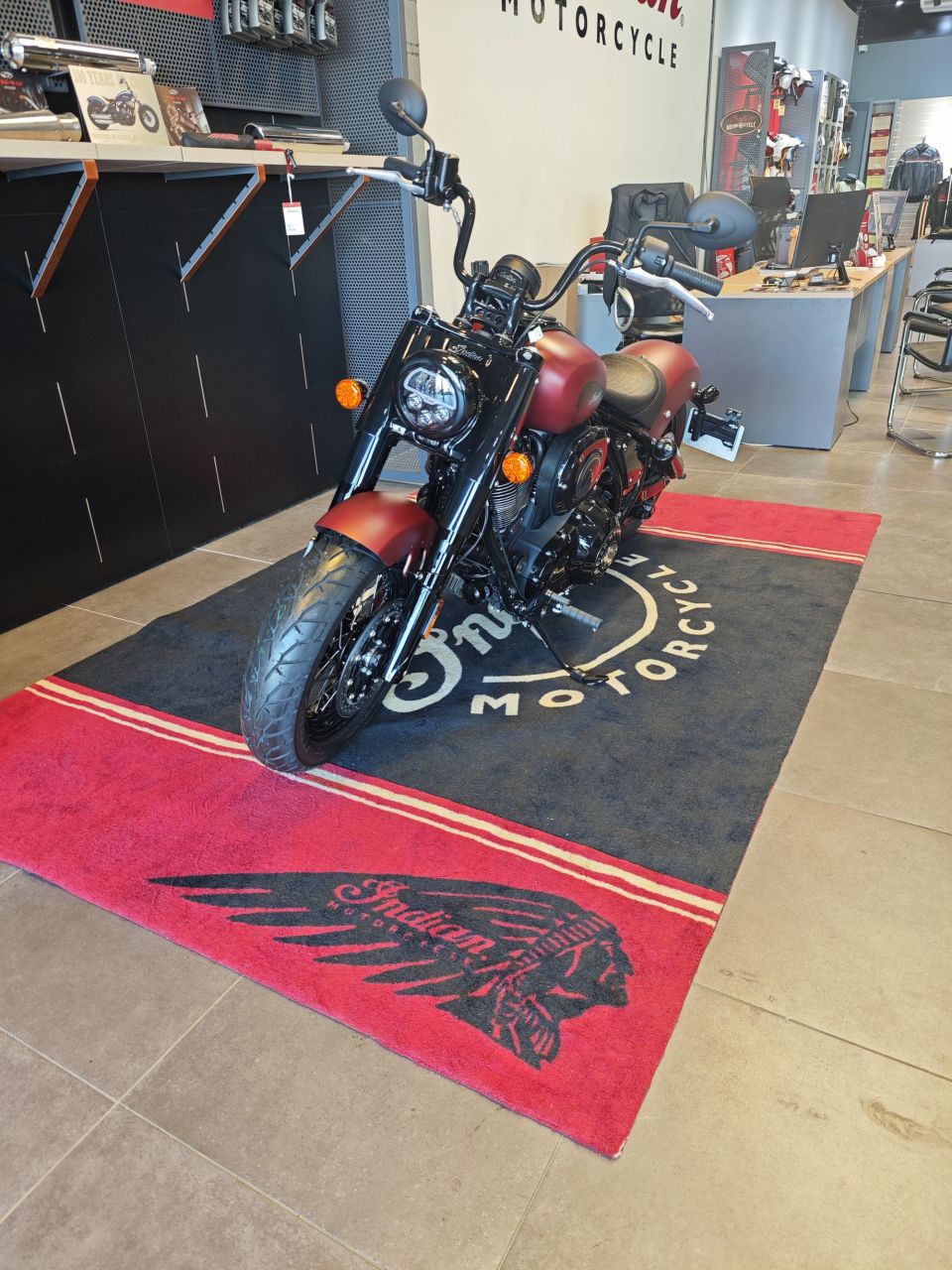 INDIAN CHIEF BOBBER DARK HORSE 4