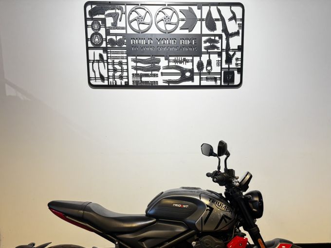 TRIUMPH TRIDENT 660 4