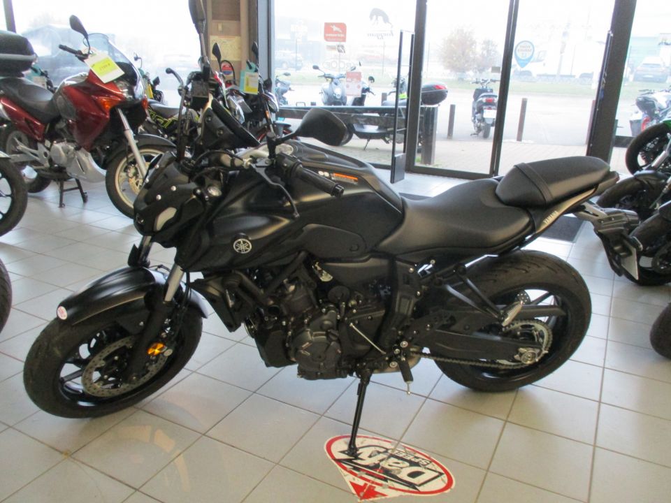 YAMAHA MT-07 4