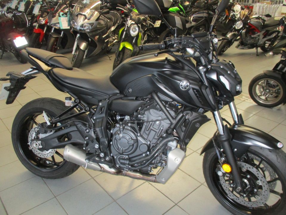 YAMAHA MT-07 4