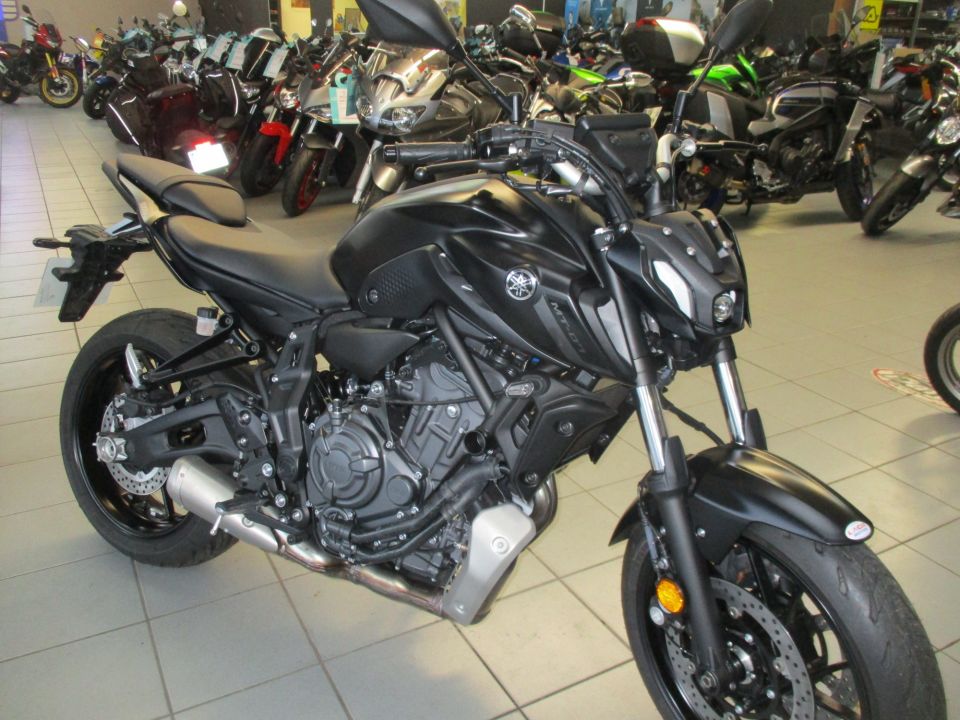 YAMAHA MT-07 4