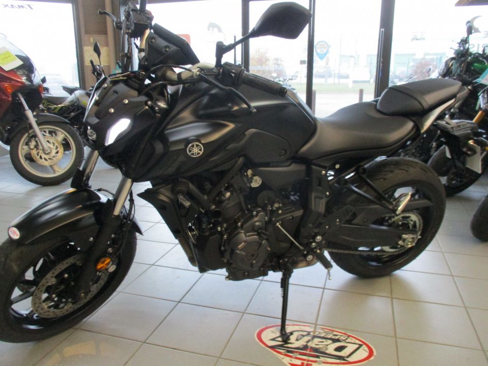 YAMAHA MT-07 4