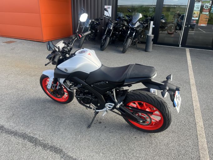 YAMAHA MT-125 4