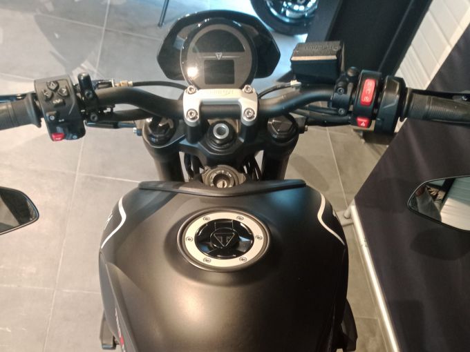 TRIUMPH TRIDENT 660 4