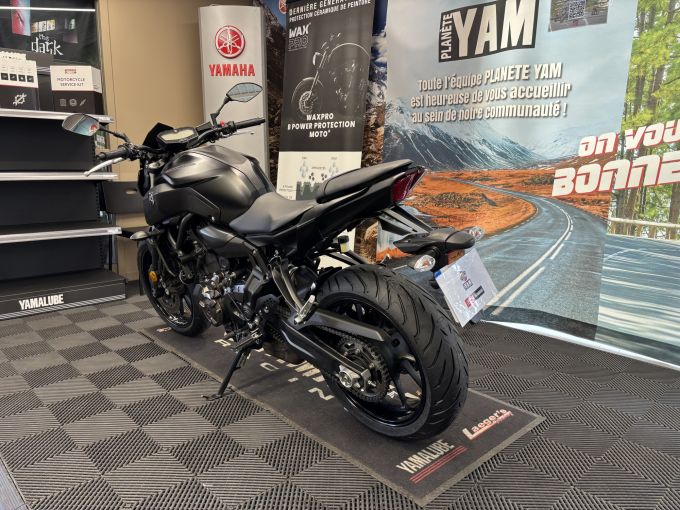 YAMAHA MT-07 4