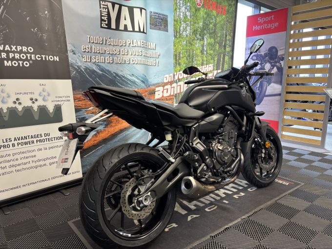 YAMAHA MT-07 4