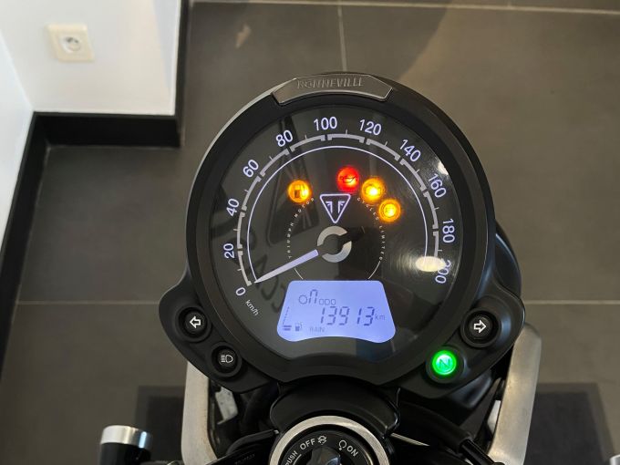 TRIUMPH STREET TWIN  900 4
