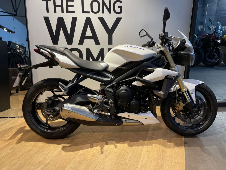 TRIUMPH STREET TRIPLE 675 4