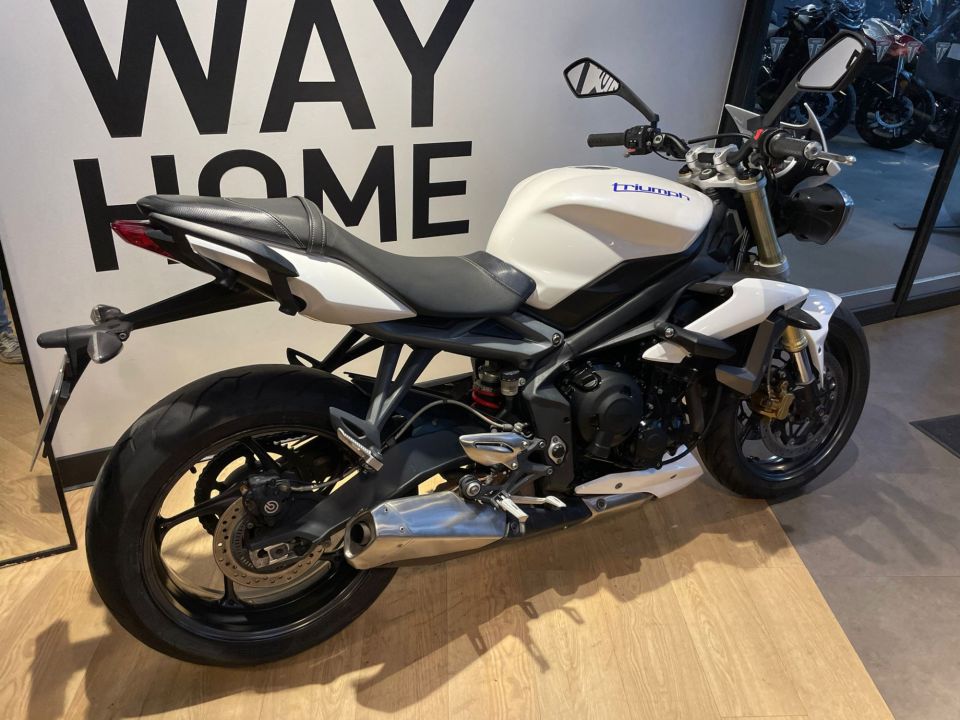 TRIUMPH STREET TRIPLE 675 4