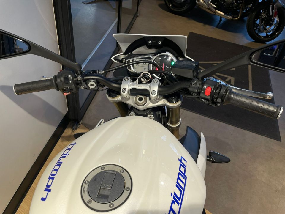 TRIUMPH STREET TRIPLE 675 4
