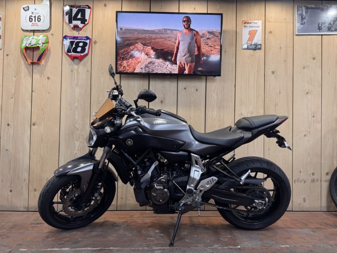 YAMAHA MT-07 (47.5CV) 4