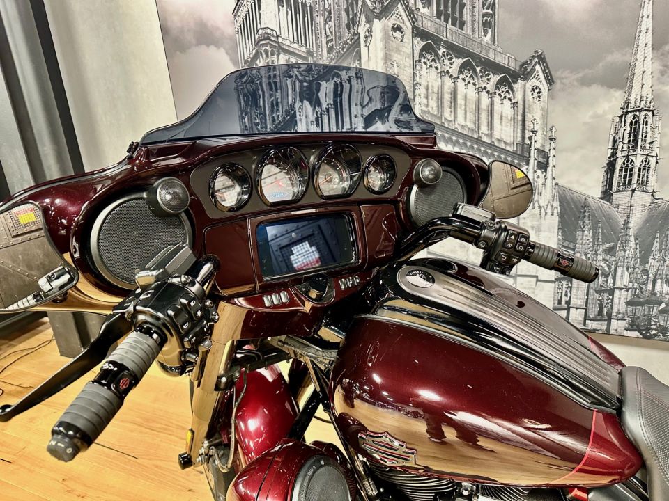 HARLEY-DAVIDSON TOURING STREET GLIDE 1923 CVO  4