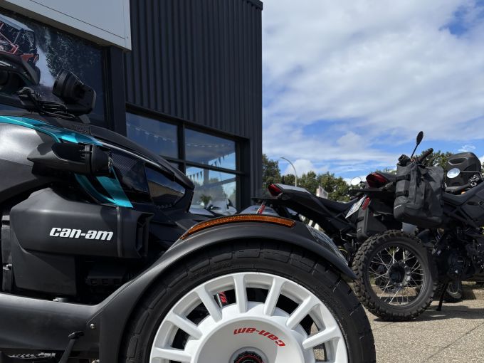CAN-AM SPYDER 4