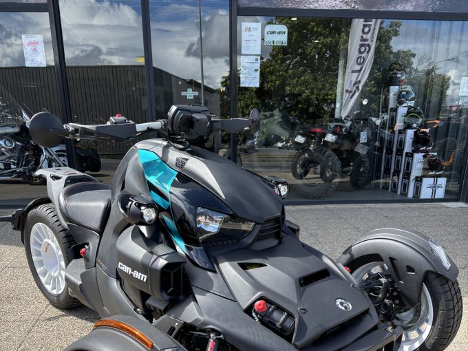 CAN-AM SPYDER 4